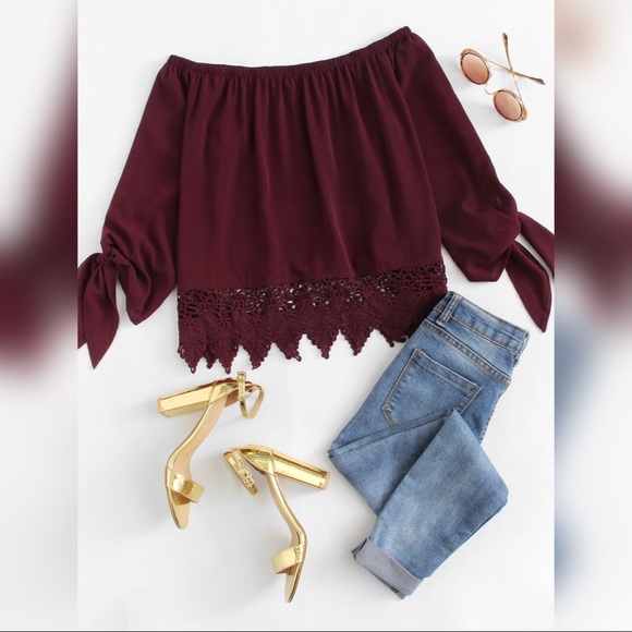 ✨SOLD✨ Large Off shoulder Lace Hem Crop Top - Picture 4 of 4